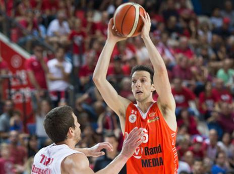 המקומיים ניצלו את יכולת הקליעה החלשה שלו. חנוכי (עודד קרני)