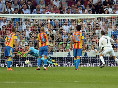 על טבעי. אלבס עוצר גם את רונאלדו (getty)