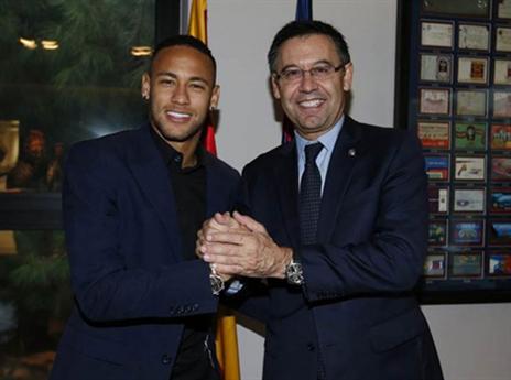 שם סוף לספקולציות. ניימאר במעמד החתימה (getty)