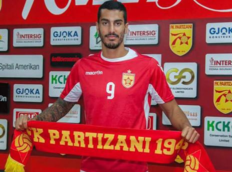 אז'ובל במעמד החתימה, ממתין להזדמנות להוכיח את עצמו שוב