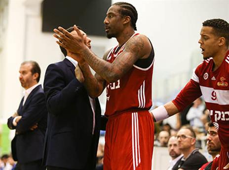 מחא כפיים כהתרסה לשופטים. אמארה (דני מרון)