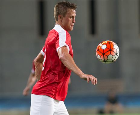 יראה את המשחק מהספסל. שוינפלד (אלן שיבר)