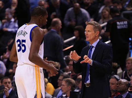 המאמן מרוצה מהשתלבותו. קר עם דוראנט (gettyimages)