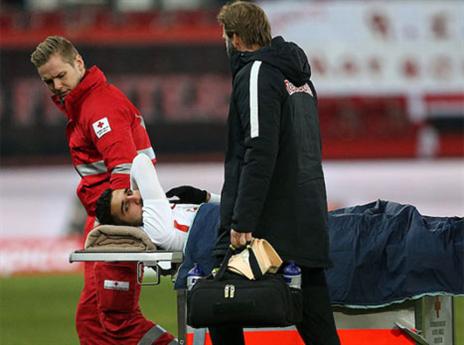 דאבור יורד מהמגרש על אלונקה (האתר הרשמי של זלצבורג)