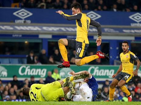 משחק רע למסוט אוזיל (Getty)