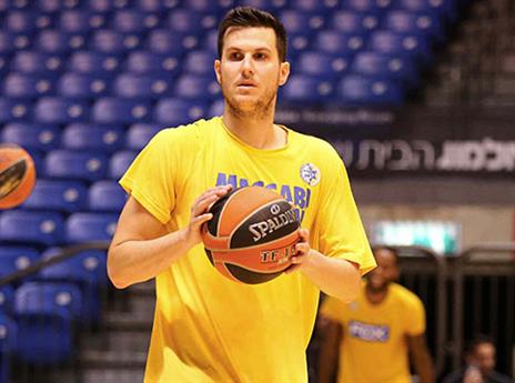 מבין שגם לשחקנים יש אחריות למצב. פניני (אלן שיבר)