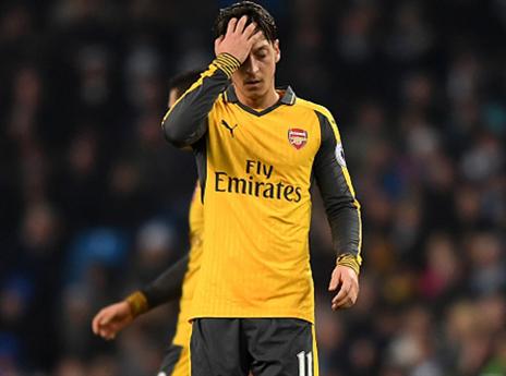 אוזיל מתוסכל. הפסגה בורחת לארסנל (getty)