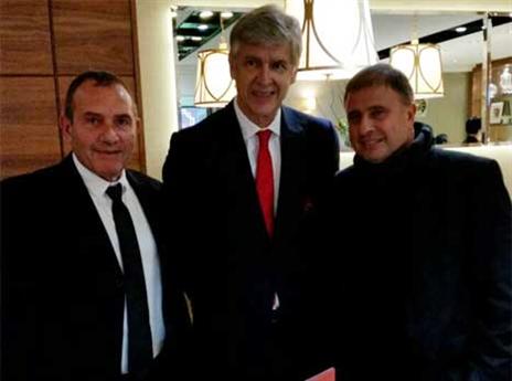 כבוד גדול. אלישע לוי עם ארסן ונגר בלונדון