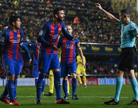 פיקה מוחה נגד השופט מול ויאריאל. עלול לקבל עונש הרחקה (Getty)