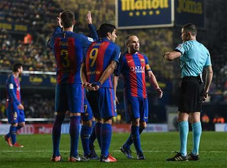 שחקני בארסה לא אהבו את דברי המנכ"ל (Getty)