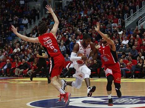 עלה בחמישייה. דייסון (מנהלת הליגה)