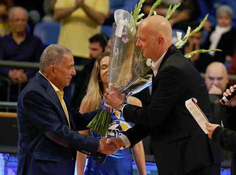 הדר מקבל פרחים. לא החזיק מעמד הרבה זמן במכבי ת"א (אלן שיבר)