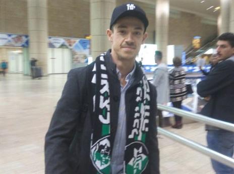 אזמי הגיע לישראל (צילום: טל אביטל)