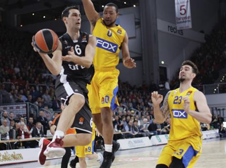 זיסיס חודר. הגנה טובה של מכבי במחצית הראשונה (Getty)
