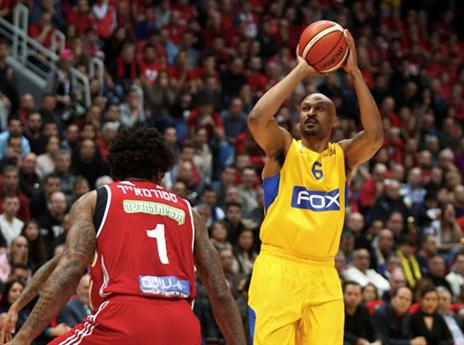 סמית' עולה לקליעה. פתיחה שקטה של הפורוורד (אלן שיבר)