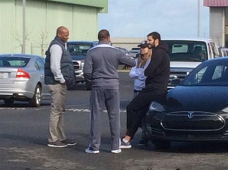 כספי ואשתו, שני, משוחחים עם מאמן ניו אורלינס, אלווין ג'נטרי והג'נרל מנג'ר, דל דמפס