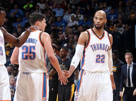 ניצחון במשחק הבכורה. טאג' גיבסון ודאג מקדרמוט (getty)