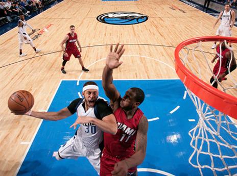 חודש פברואר מצוין. סת' קרי עולה לסל (getty)