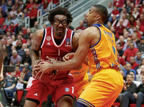 סטודמאייר בצבע מול הנדריקס. י-ם אגרסיבית בריבאונד ההתקפה (אלן שיבר)