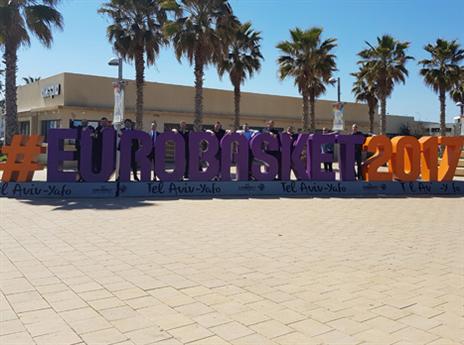 נציגי פיב"א והיריבות בנמל ת"א (צילום: איגוד הכדורסל)