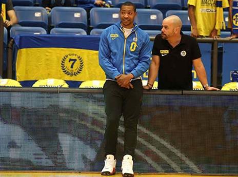 במכבי בטוח התגעגעו. גאודלוק ינחת בארץ (צילום: אלן שיבר)