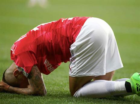 בוזגלו תופס את הראש. מכה קשה לקשר (צילום: אלן שיבר)