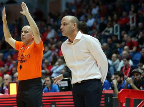 יצליח לעצור את המפולת? חגאי (אודי ציטיאט, מנהלת הליגה)