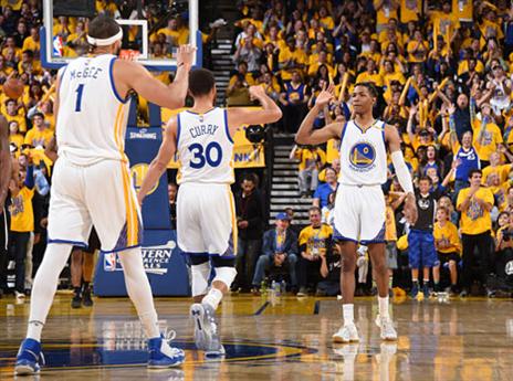 חגיגה של גולדן סטייט ב-"אורקל ארנה" (getty)