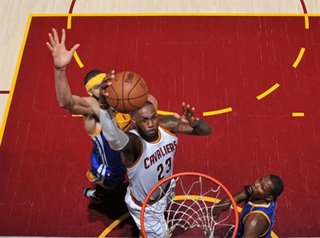 הכדורסלן הכי מרוויח בפער עצום. ג'יימס (getty)