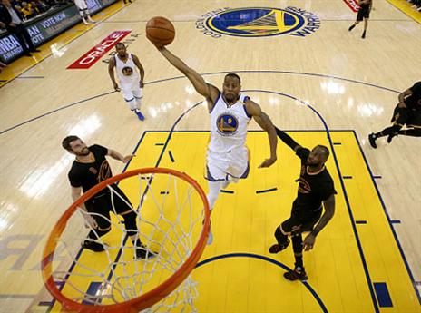 הווריירס העלו רמה בשני צידי המגרש ואיגודאלה ניצל את זה להתעופפות אדירה (getty)