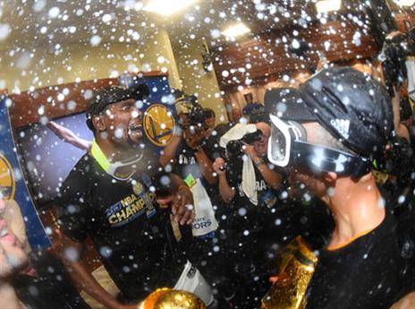 השמפניות נשפכו בחדר ההלבשה של גולדן סטייט (getty)