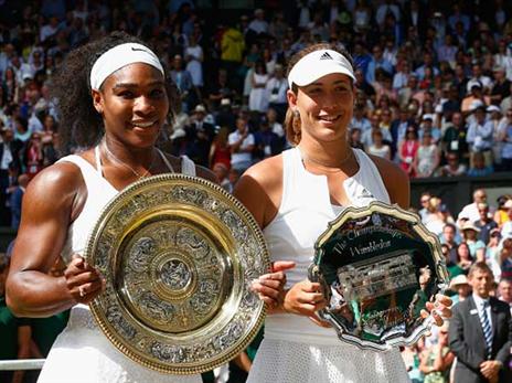צדקה. סרינה לצד מוגורוסה אחרי הגמר ב-2015 (Getty)