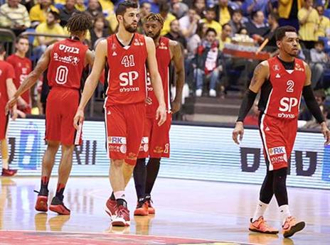 הפועל ת"א אחרי ההפסד בדרבי. "הפעם הראשונה בה שמעתי את הקהל שורק בוז" (אלן שיבר)