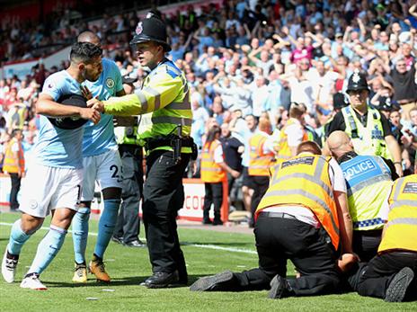 אגוארו ומנדי התעמתו עם השוטרים (getty)