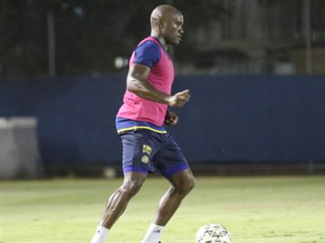 באבין מרגיש את הדשא בקריית שלום (האתר הרשמי)