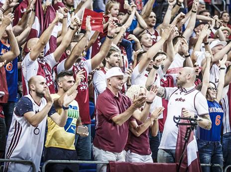 אוהדי לטביה רווים נחת באליפות אירופה (getty)