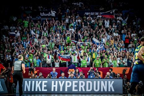 הקהל הסלובני נהנה הערב מכל שנייה(FIBA)