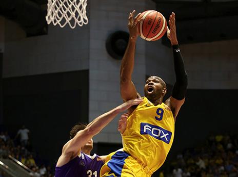 אלכס טיוס מרחף (צילום: אלן שיבר)