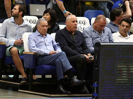 רחוק מהספסל. מזרחי (אלן שיבר)