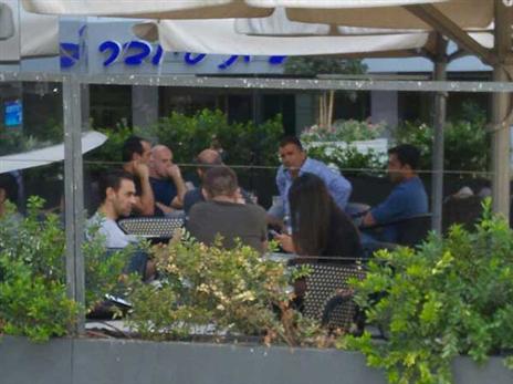 רפואה במהלך הפגישה עם ראשי הפועל ת"א. המאמן הנכון?