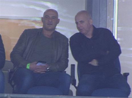 אלאך צופה מהיציע. היה מרוצה ממה שראה?