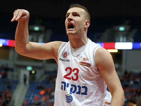 טוב בהתקפה, חור בהגנה. אומיץ'