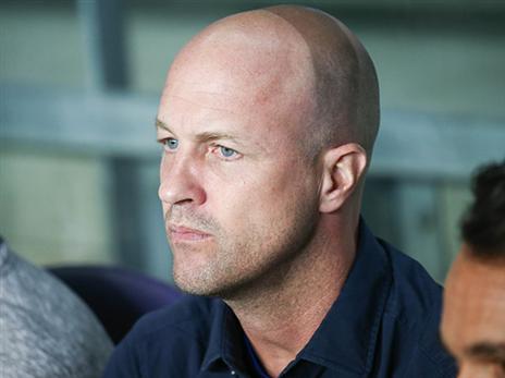 מחכה לשובם של הפצועים. קרויף (דני מרון)