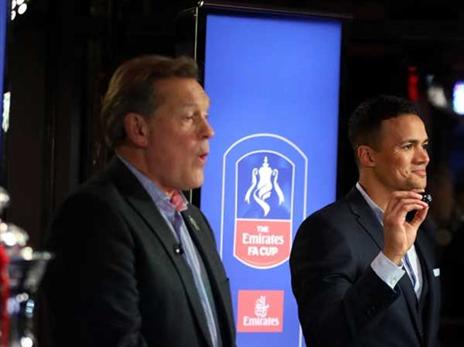 שימו לב לתגובה של גלן הודל ברגע שיצאו הפתקים של ליברפול ואברטון (Getty)