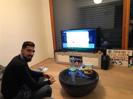 מונאס דאבור משחק בביתו שבזלצבורג פיפ"א. צילום: eSrael League.