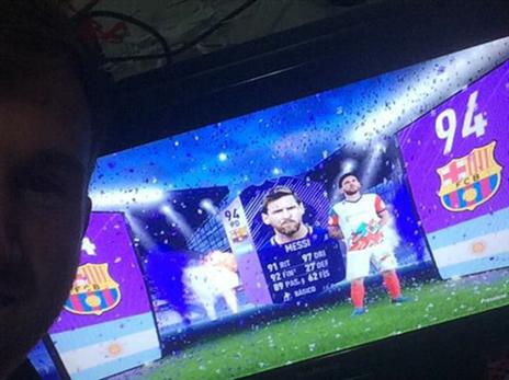 ז'אורז'יניו מקבל את מסי בפיפ"א. צילום: eSrael League.