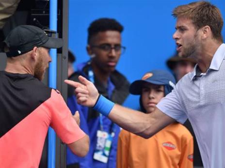 האריסון מתפרץ על סלע במערכה הראשונה