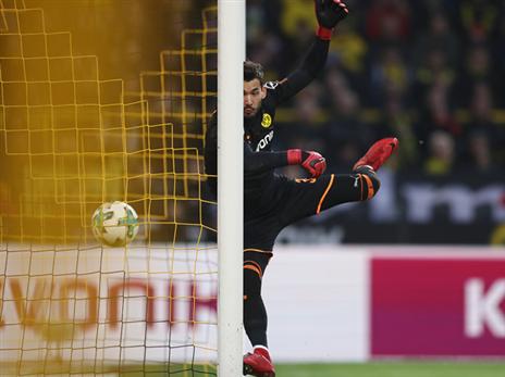 הכדור של פטרסן בדרך לרשת (Getty)