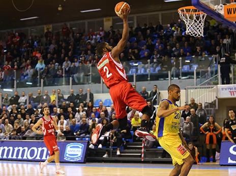 דייסון בדרך לסל. "העבירות הוציאו אותנו מהקצב" (מנהלת הליגה)