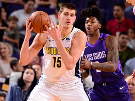 גם דנבר חגגה על הסאנס (צילום: Getty)